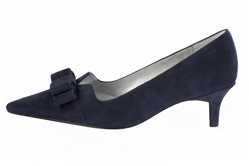 Navy blue women's dress pumps, with a knot on the front. Pointed toe. Medium slim heel. Profile view - Florence KOOIJMAN
